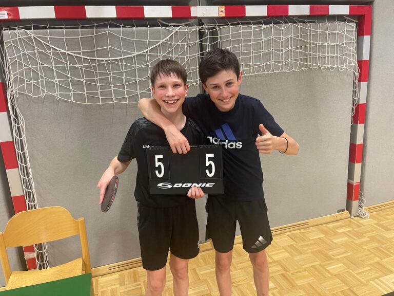 TTC Mattersburg - Mattersburg 3 - erfolgreiche, glückliche junge Spieler strecken den Daumen hoch